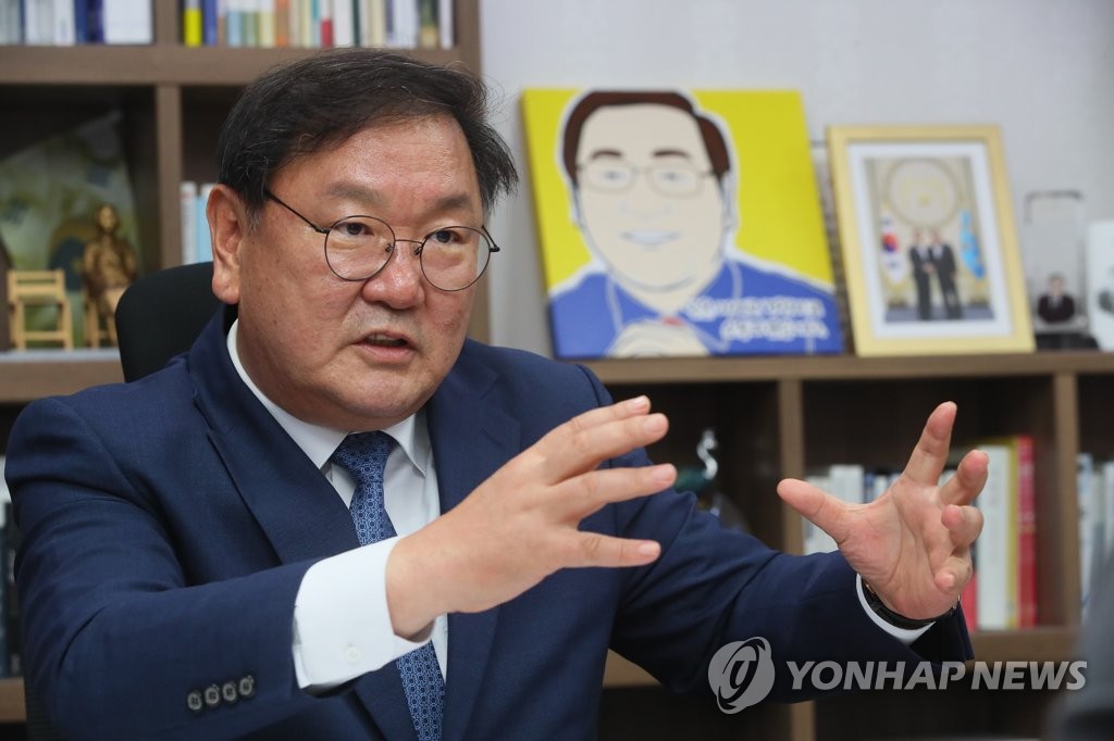 연합뉴스와 인터뷰하는 더불어민주당 김태년 원내대표