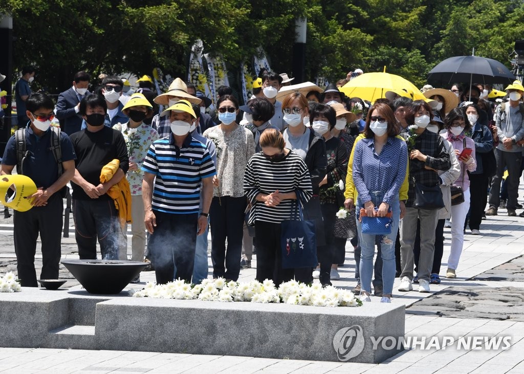 Paying respects to late President Roh Paying respects to late President Roh