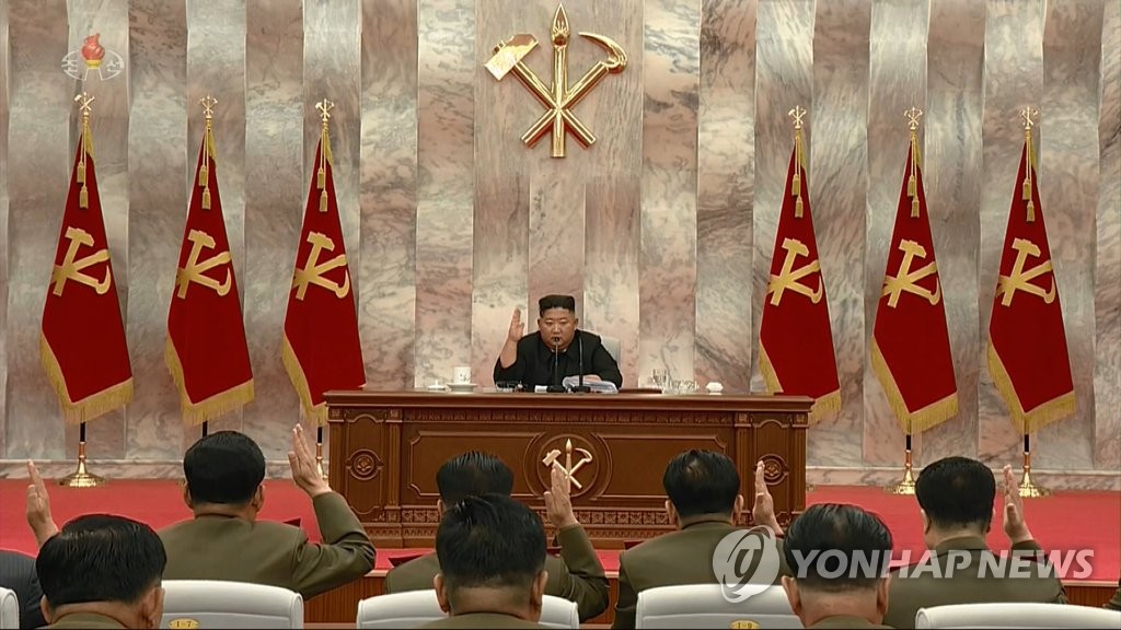 손 번쩍 든 김정은과 간부들