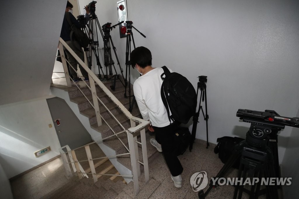 아침부터 기다리는 취재진…이용수 할머니 2차 회견