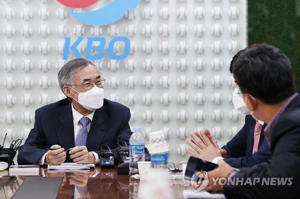 강정호 복귀 여부 관련 상벌위서 발언하는 KBO 최원현 위원장