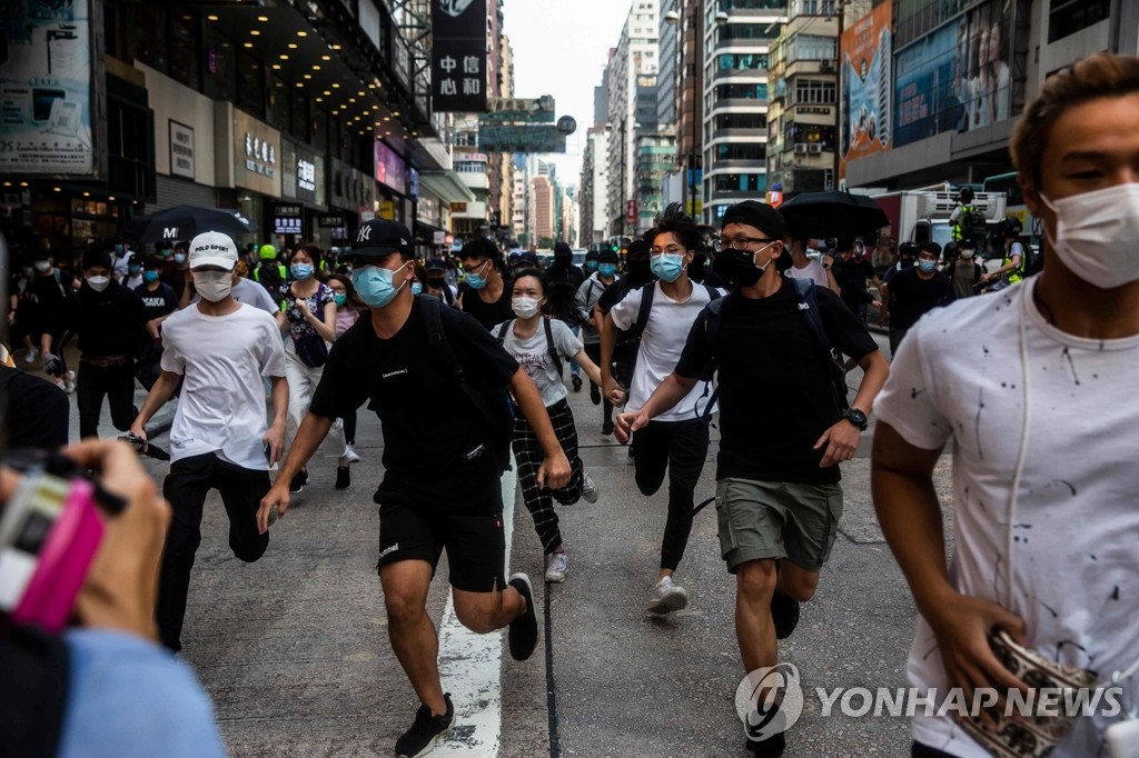 홍콩 경찰 접근하자 몸을 피하는 민주화 시위대