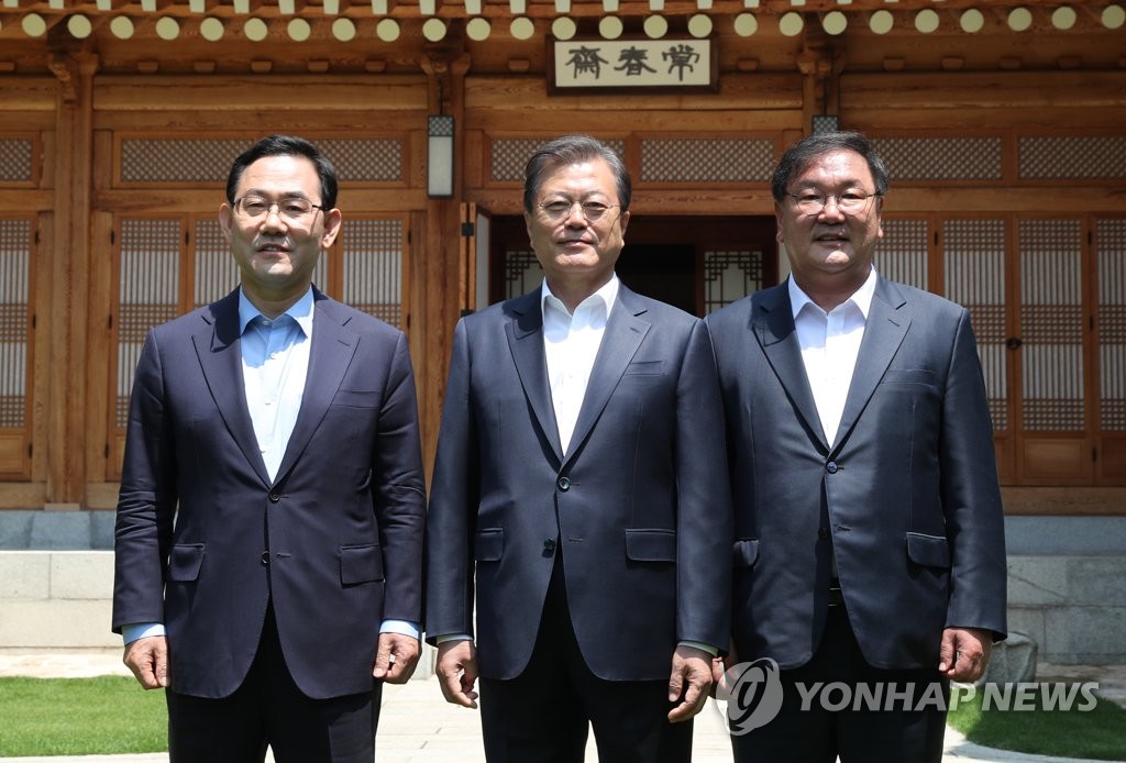 President Moon Jae-in (C) poses for a commemorative photo with Kim Tae-nyeon (R), floor leader the ruling Democratic Party, and Kim's counterpart from the main opposition United Future Party, Joo Ho-young, at Cheong Wa Dae in Seoul on May 28, 2020. (Yonhap)