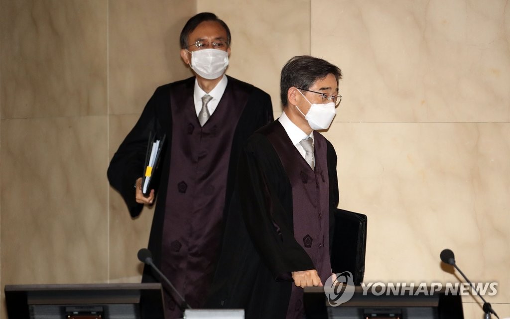 대법정 입장하는 권순일 대법관