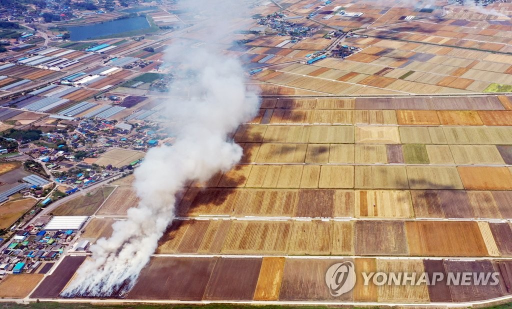 연기 피어나는 농촌