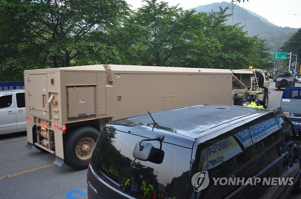 성주 사드기지로 들어가는 군 장비
