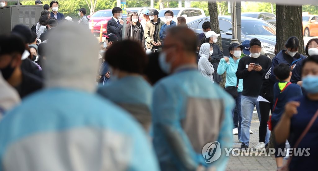 선별진료소 몰린 여의도 시민들
