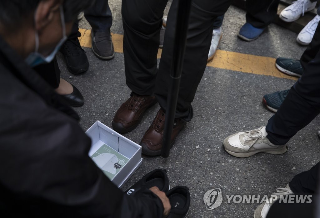 땅 밟은 김용희 씨