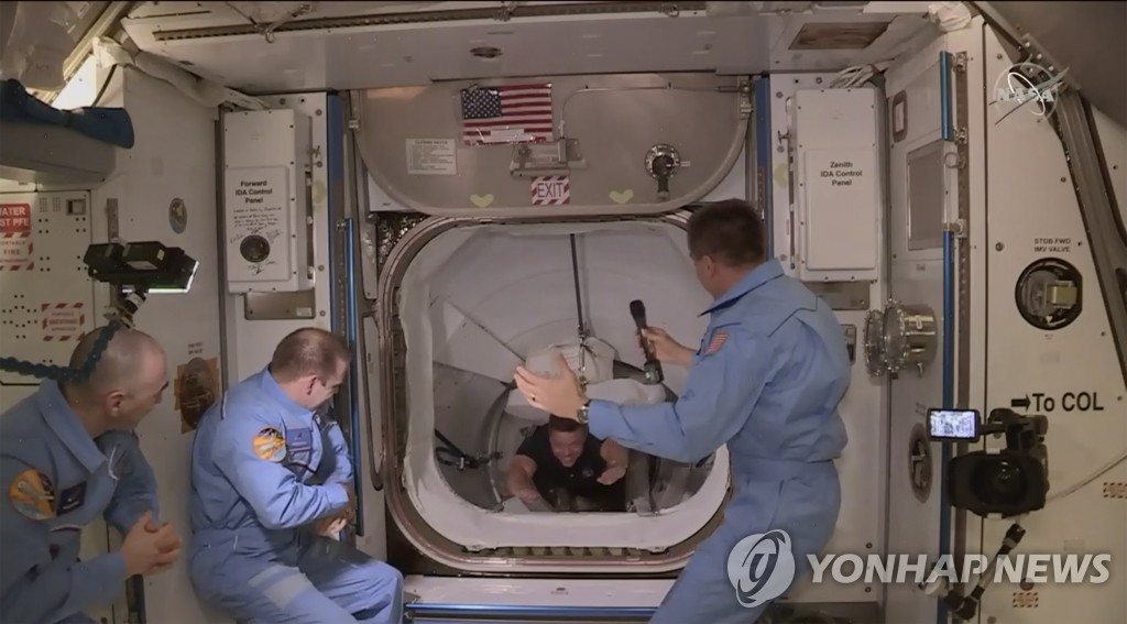 도킹 마치고 ISS에 도착하는 미국 우주인
