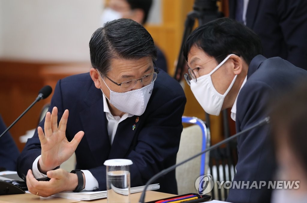 비상경제회의 참석한 금융위원장과 경제수석