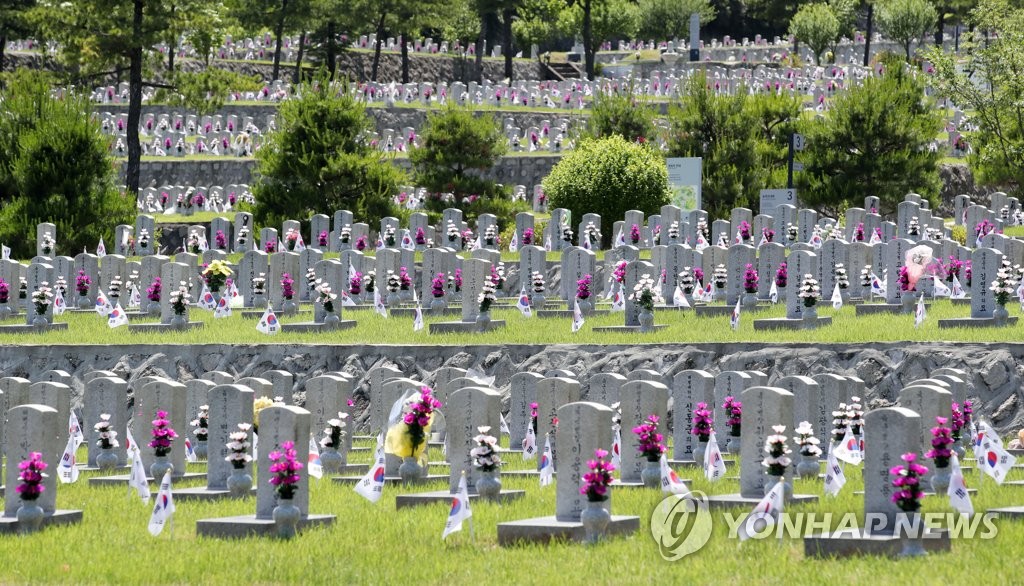 묘비마다 꽂혀있는 태극기