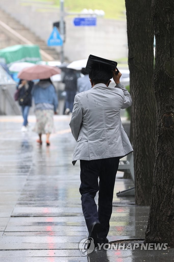 '우산 깜빡했네'