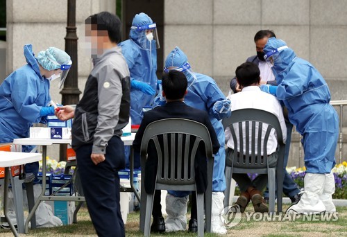 (인천=연합뉴스) 윤태현 기자 = 인천지역에 신종 코로나바이러스 감염증(코로나19)이 확산하는 지난 2일 오후 인천시 부평구 부평구청에 마련된 선별진료소에서 구청 공무원들이 검체 검사를 받고 있다. tomatoyoon@yna.co.kr