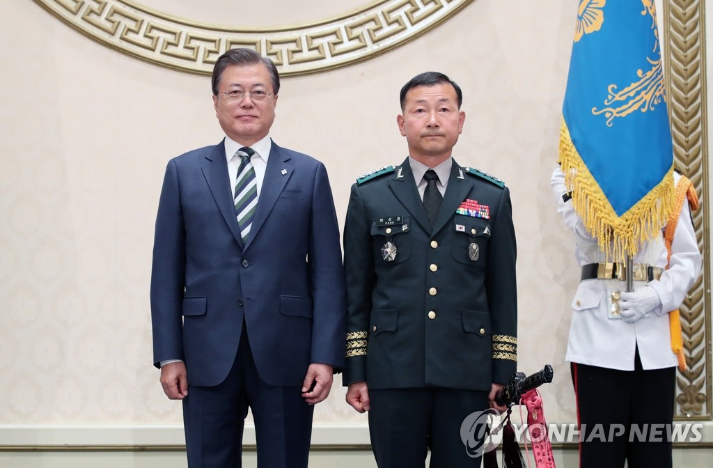 기념촬영 하는 문 대통령