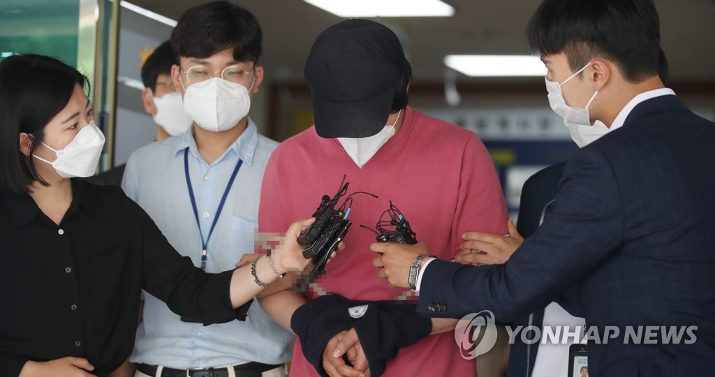 취재진 질문받는 서울역 묻지마 폭행 피의자