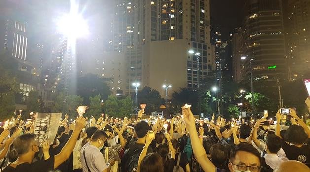톈안먼 시위 희생자 추모 집회하는 홍콩 시민들