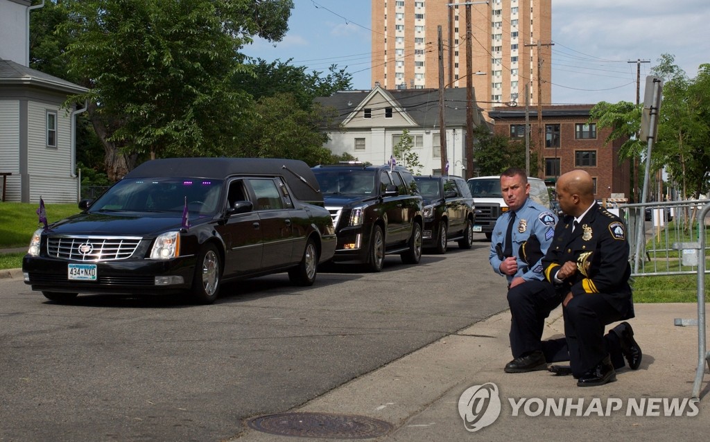 플로이드 운구차량 보며 무릎 꿇은 미니애폴리스 시장
