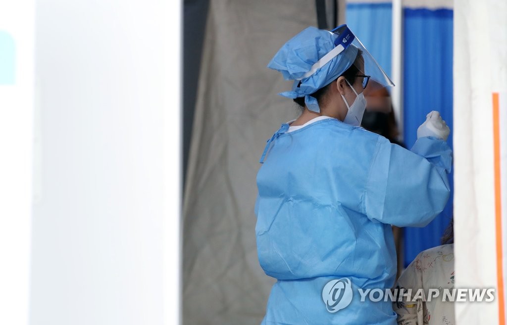 무더위 참으며 진료하는 의료진들
