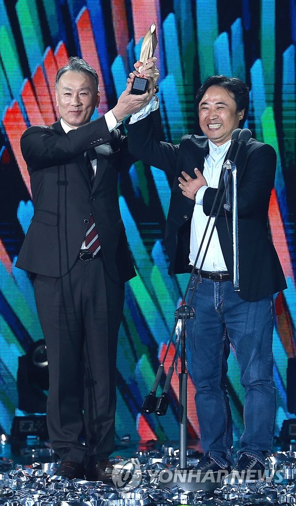 소감 밝히는 김희열-윤재혁
