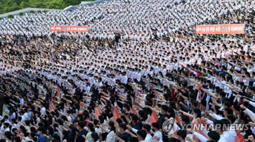 대북전단 성토하는 군중집회 참여한 북한 청년들