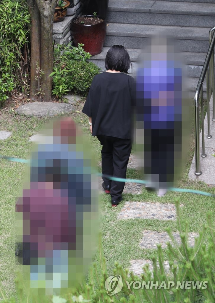 정의기억연대 쉼터로 들어가는 윤미향