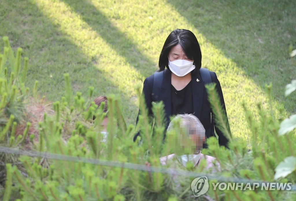마포 쉼터 나서는 윤미향