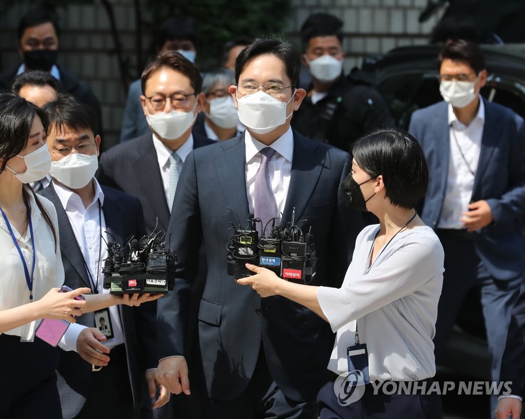 Lee Jae-yong, vice chairman of Samsung Electronics, appears at Seoul Central District Court in southern Seoul on June 8, 2020, for a hearing on the prosecution's arrest warrant request against him. (Yonhap)