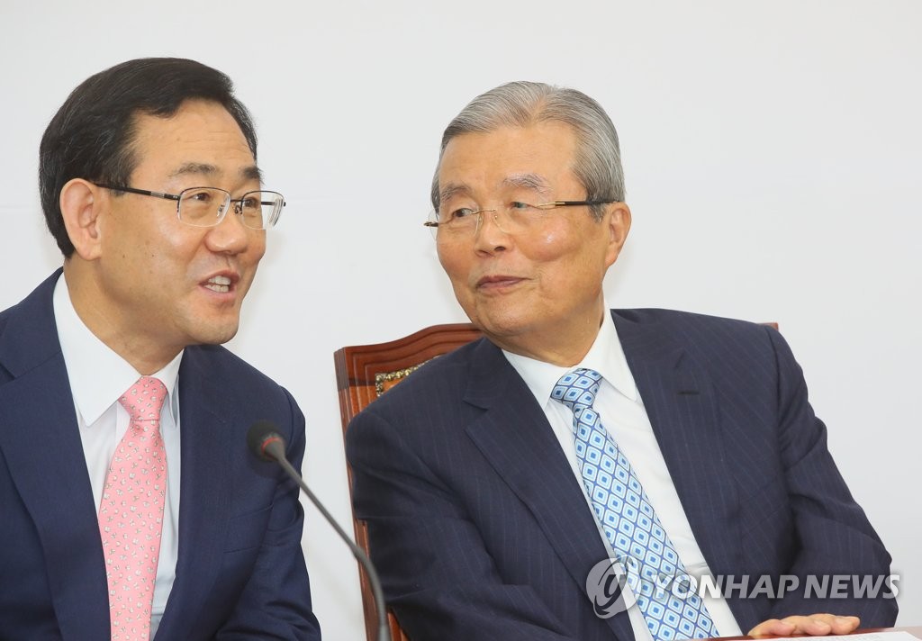 대화나누는 김종인 주호영