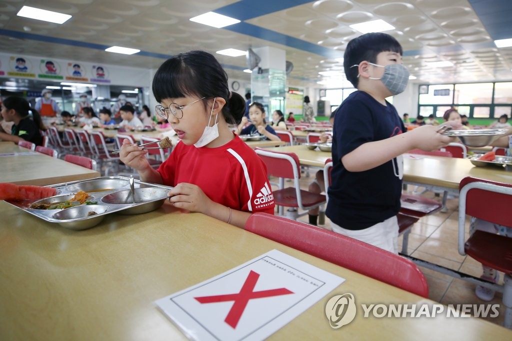 A student eats her lunch with the seat next to her left empty at an elementary school in Gwangju on June 8, 2020. (Yonhap)