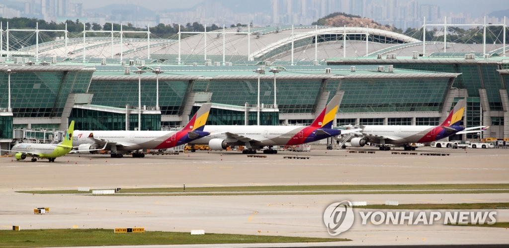 Airplanes of Asiana Airlines Inc. are parked on the tarmac at the Incheon airport, west of Seoul, on June 10, 2020. (Yonhap)