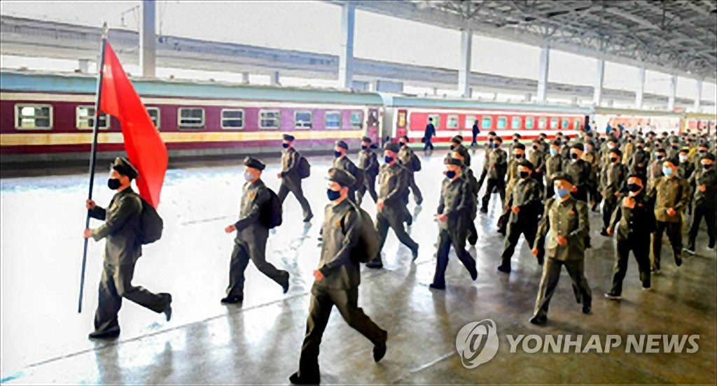 마스크 쓴 채 여름철 백두산 답사 시작한 북한 주민들