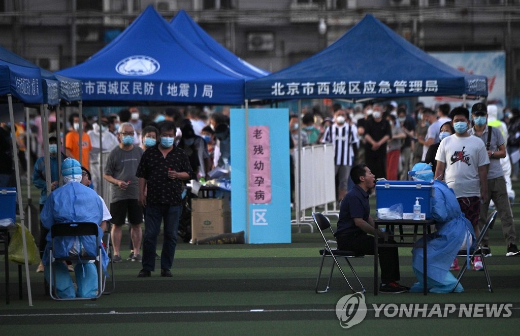 베이징 '도매시장발' 코로나19 공포에 붐비는 검사소