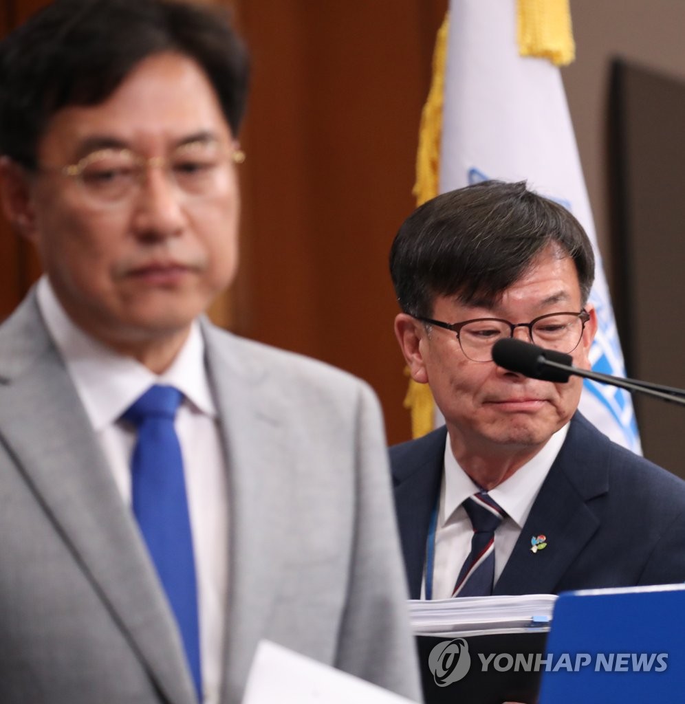 브리핑룸 입장하는 청와대 정책실장과 대변인