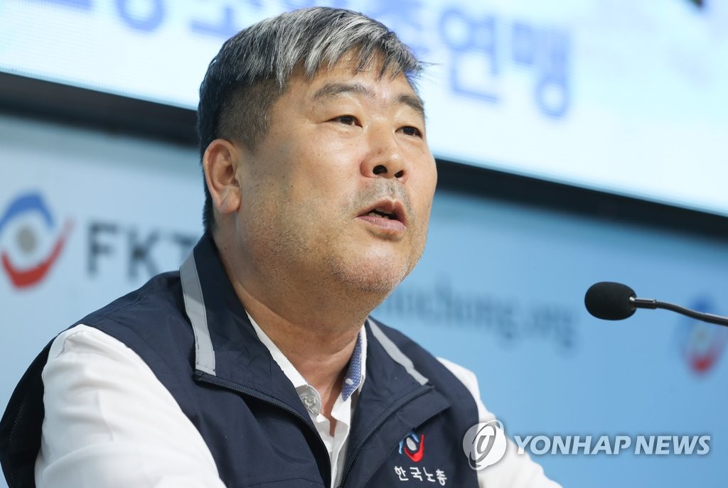 최저임금 관련 질문에 답하는 김동명 한국노총 위원장