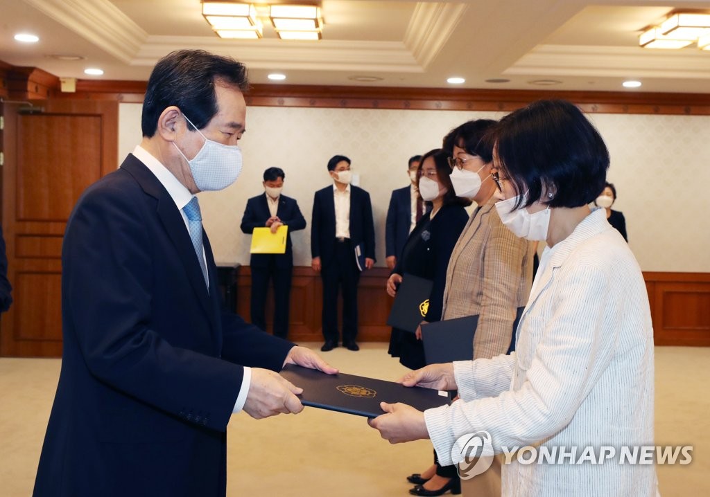 다문화가족정책위 위원에게 위촉장 주는 정세균 총리