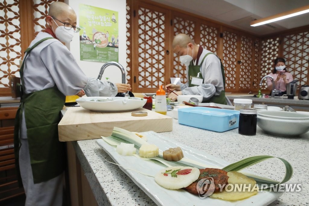 사찰음식 경연대회 참가한 학인스님들
