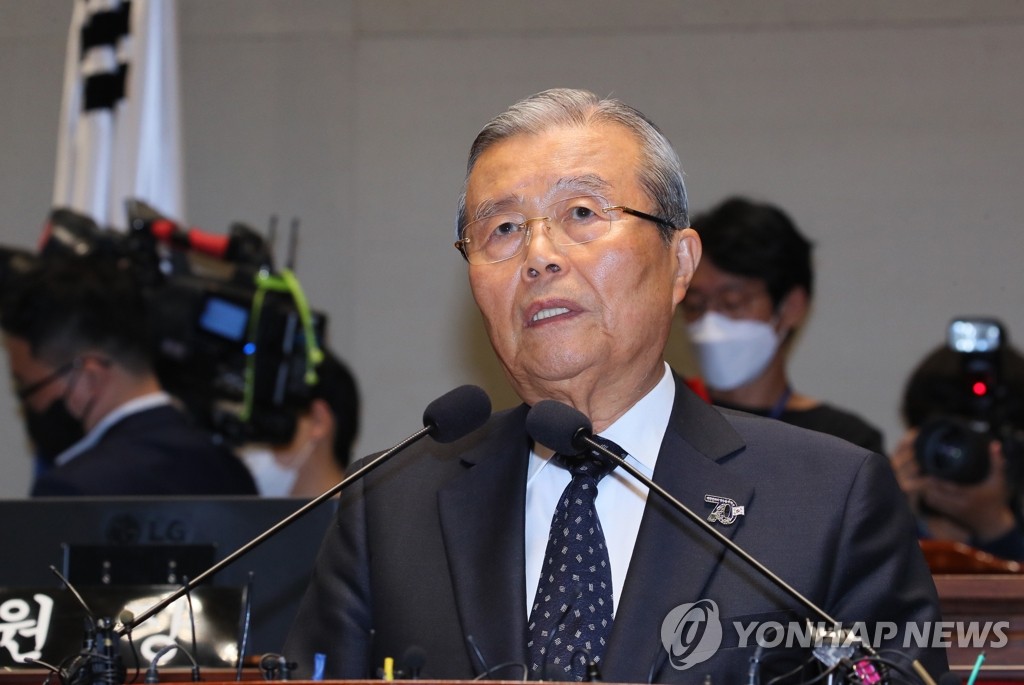 의총 발언하는 김종인