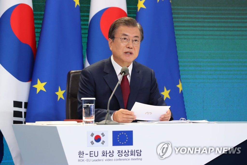 Le président Moon Jae-in prend la parole durant un sommet en ligne avec le président du Conseil européen, Charles Michel, et la présidente de la Commission européenne, Ursula von der Leyen, à Cheong Wa Dae, le mardi 30 juin 2020.