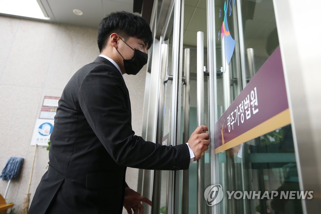 '상속 소송' 故구하라 친오빠 광주 가정법원 출석