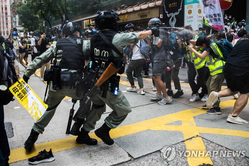 시위 취재기자들에 최루액 뿌리는 홍콩 경찰