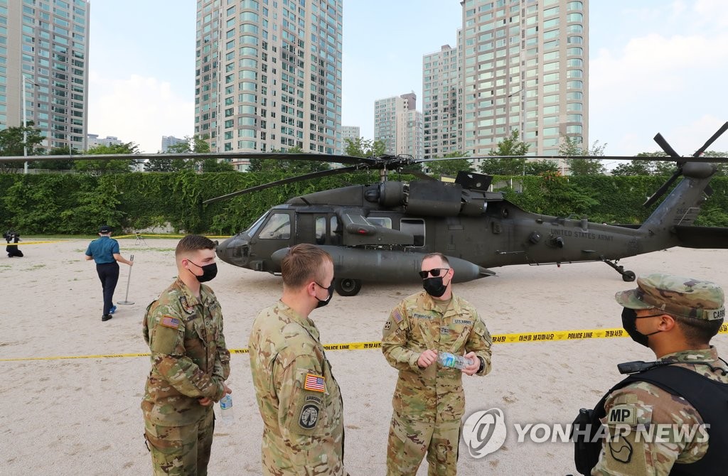 비상착륙한 헬리콥터와 미군들