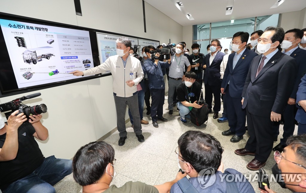 수소전기 트럭 개발현황 설명 듣는 정세균 총리