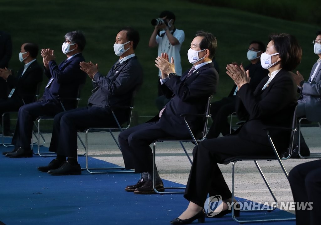 박수치는 정세균 국무총리