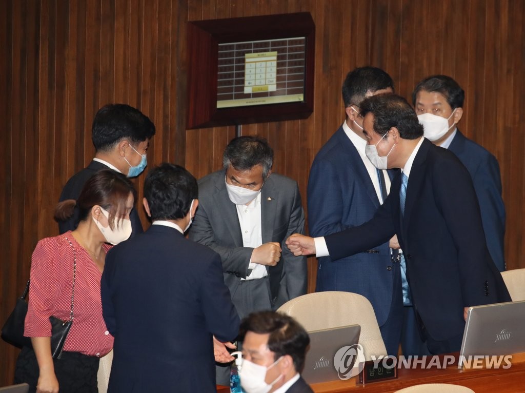 본회의 참석한 이낙연