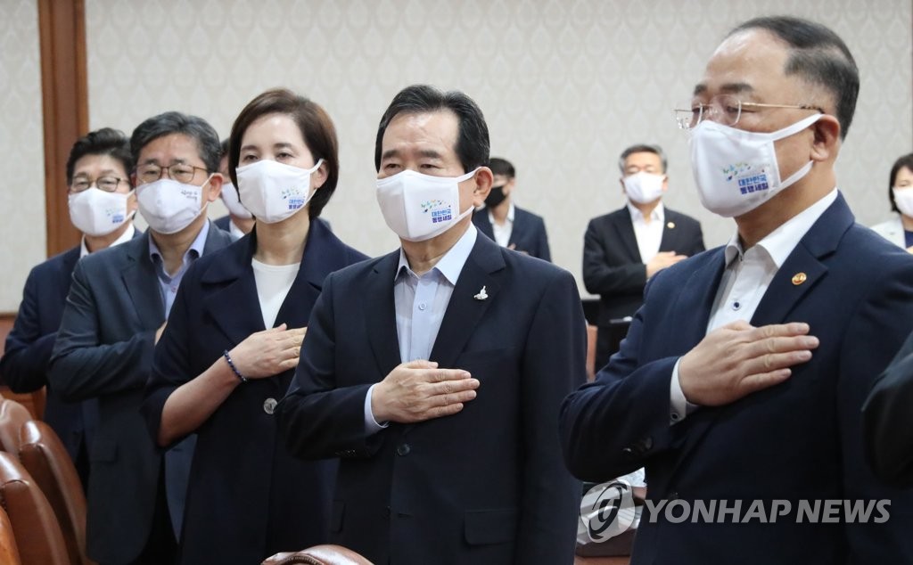 임시국무회의에서 국기에 경례하는 정세균 총리