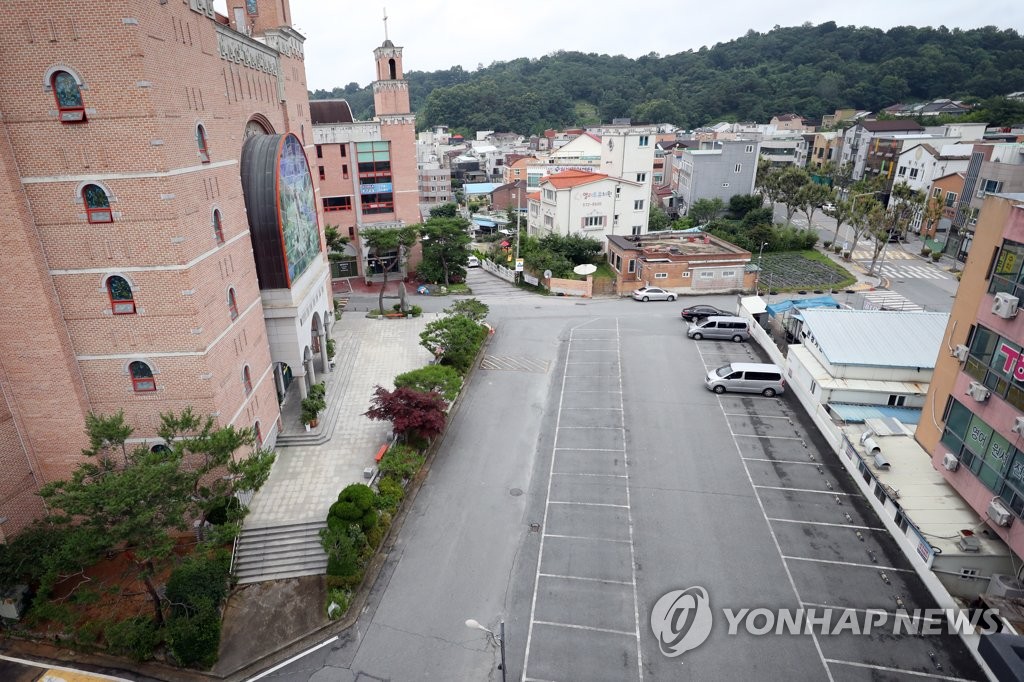 코로나에 시설 폐쇄…주일인데도 한산한 교회