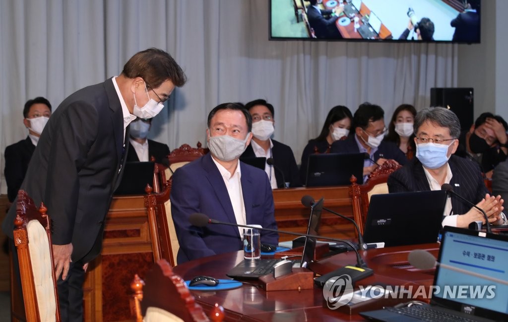 인사하는 서훈 국가안보실장