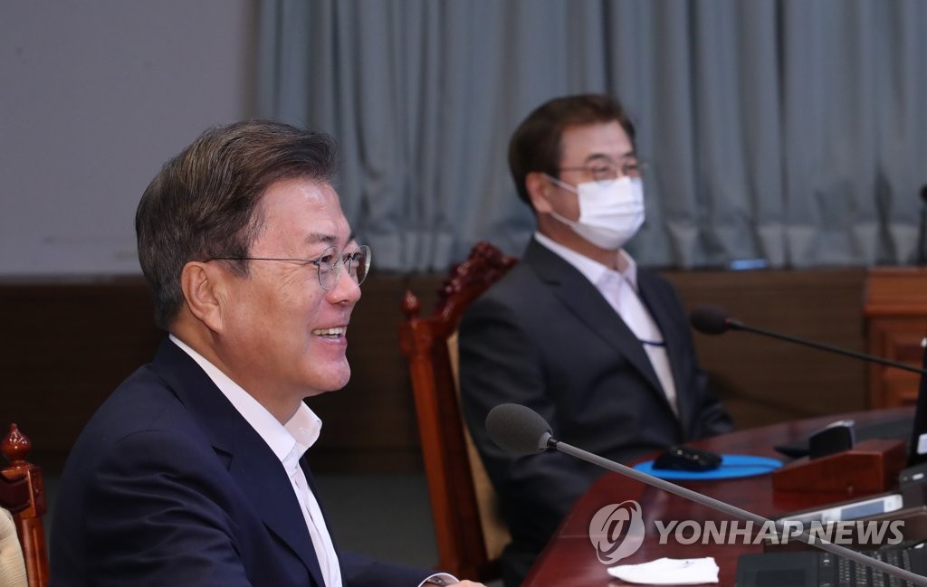 Moon meets senior secretaries Moon meets senior secretaries