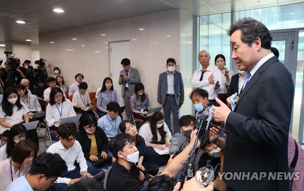 취재진 질문에 답하는 이낙연