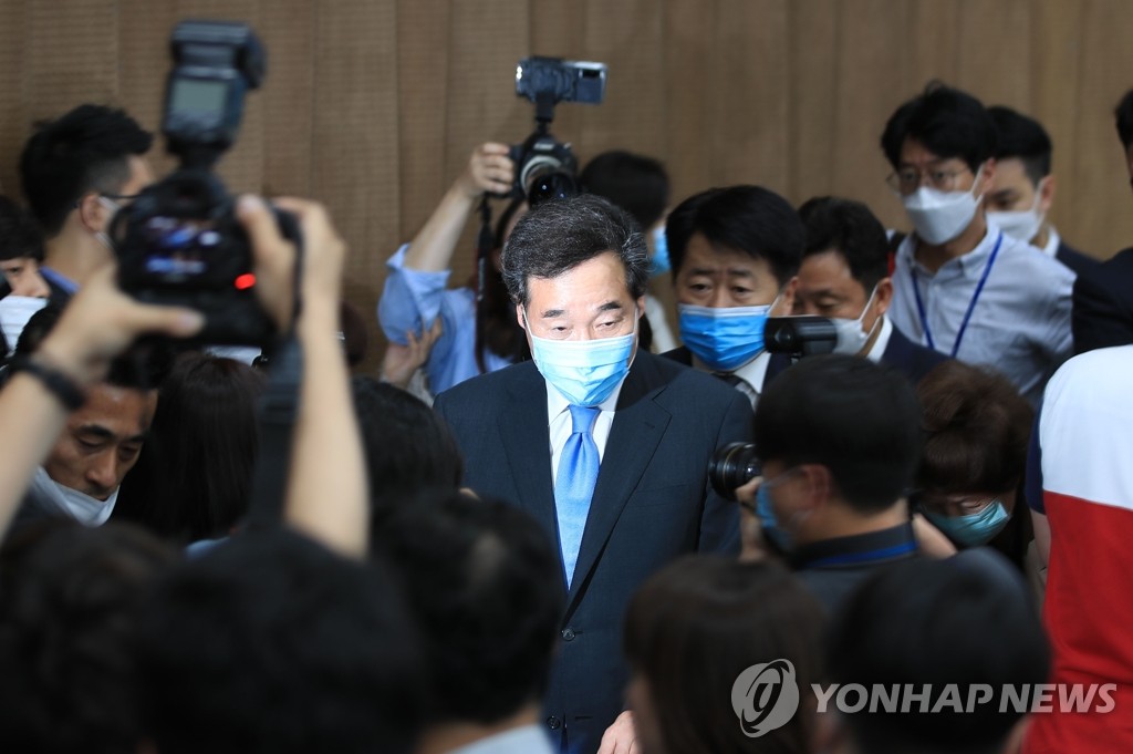 당 대표 출마 회견장 입장하는 이낙연